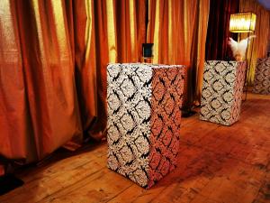 Quadro Stehtisch mittel mit Husse Paisly 0